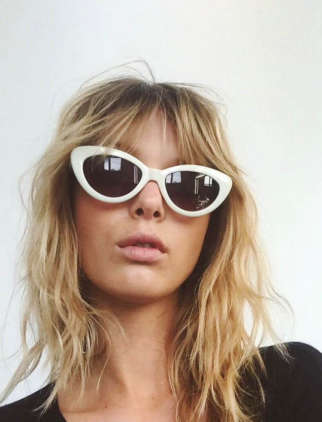 Rien de tel qu'une paire de lunettes de star pour sophistiquer des cheveux froiss�s !