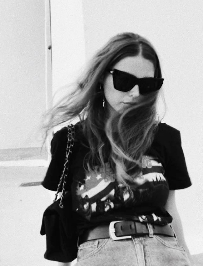 En m�lant tee-shirt cheap, jean mom, large ceinture, sac Chanel et lunettes anguleuses, Sophia Roe a tout bon !