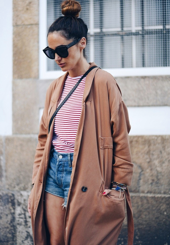 Ample trench + duo short/marini�re + maxi lunettes de soleil + chignon haut = le bon mix