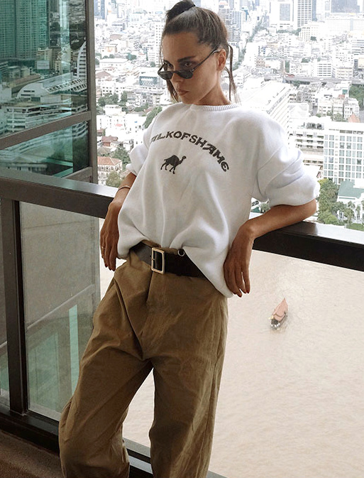 Pour ou contre le pantalon trop grand retenu par une large ceinture ?