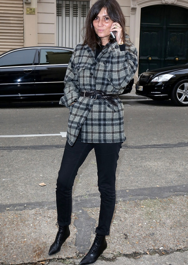 Ceintur�e taille haute et associ�e � une paire de bottines pointues, la chemise de b�cheron gagne en style