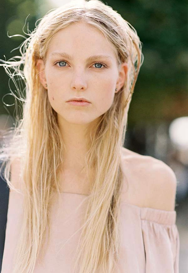 Minois d'ange + cheveux faussement sales = le bon mix