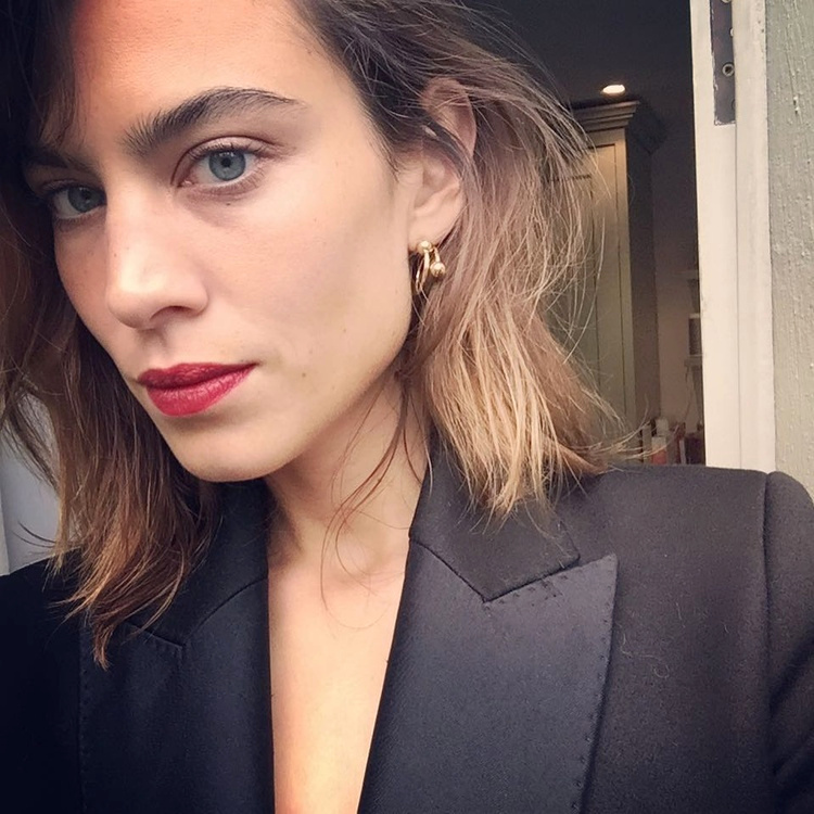 Rouge � l�vres + veste de smoking port�e � m�me la peau : il n'en faut pas plus pour �tre infiniment sensuelle...