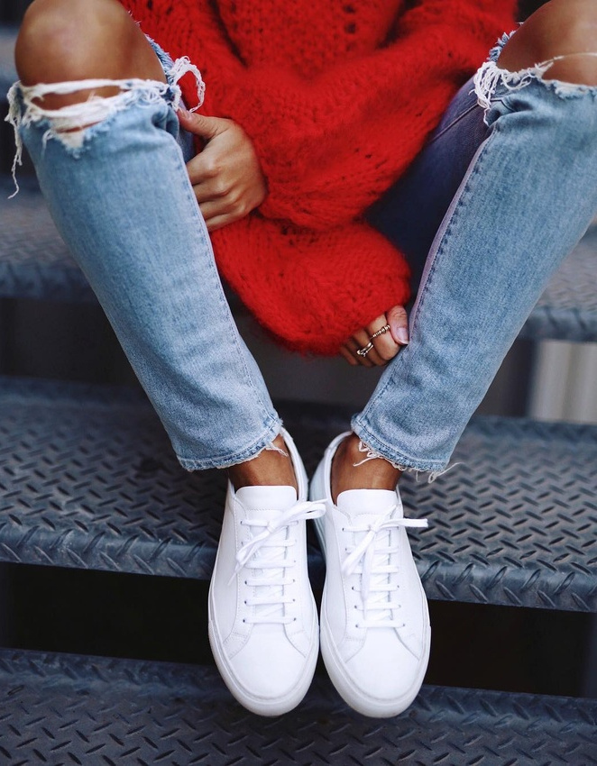 Pull-over rouge coquelicot + jean bleu d�lav� + bronzage caramel + baskets blanches = le bon mix