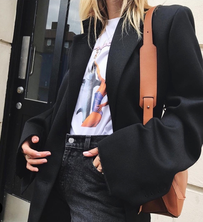 Le duo blazer oversize/tee-shirt � la limite du cheap : le tandem du moment !