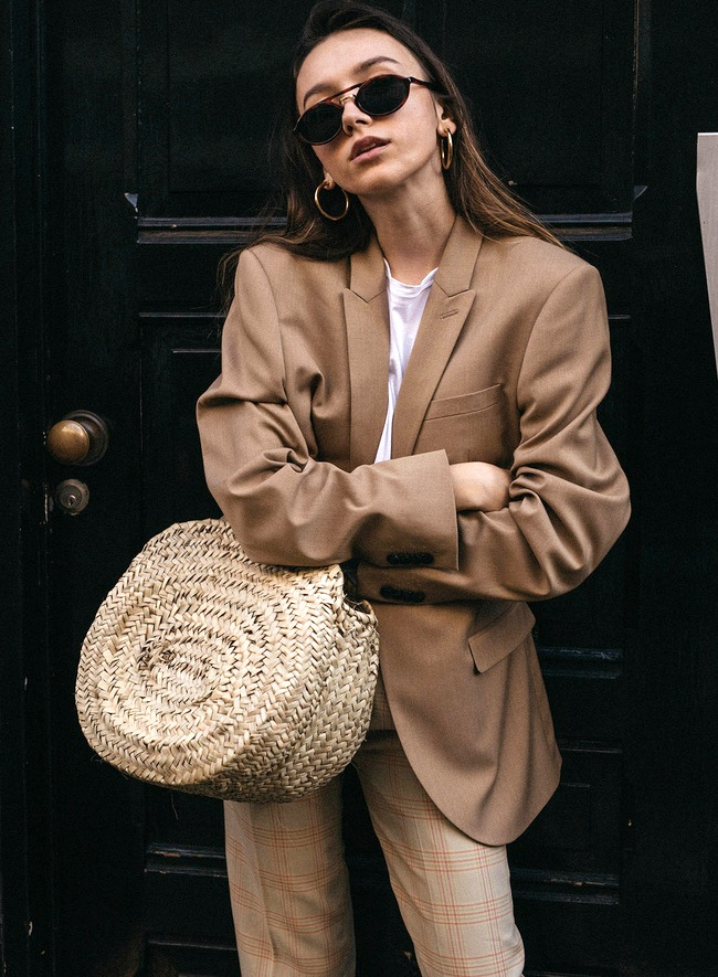 Cama�eu de teintes camel + blanc + touche dor�e = le bon mix