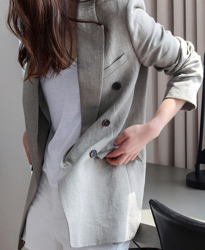 Choisi en gris plut�t qu'� carreaux, le blazer oversize se fait moins trendy et donc plus d�sirable !