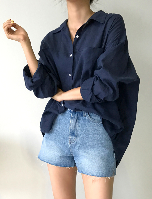 Rien de tel qu'une chemise XXL gliss�e sur le devant d'un short en jean pour booster la nonchalance de ce dernier