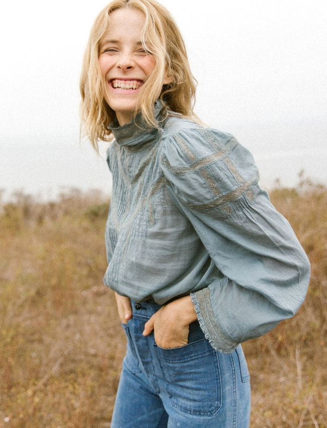 Oui aux blouses romantiques semblant sortir tout droit d'un trousseau des ann�es 1900 !