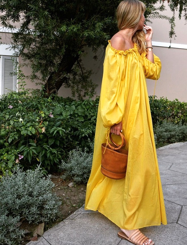 Envie de retourner en vacances, rien que pour se glisser dans une ample robe bouton d'or...