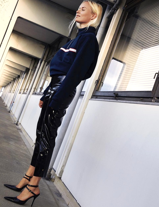 Pantalon vinyle 7/8 + sweat sporty bleu marine = le bon mix