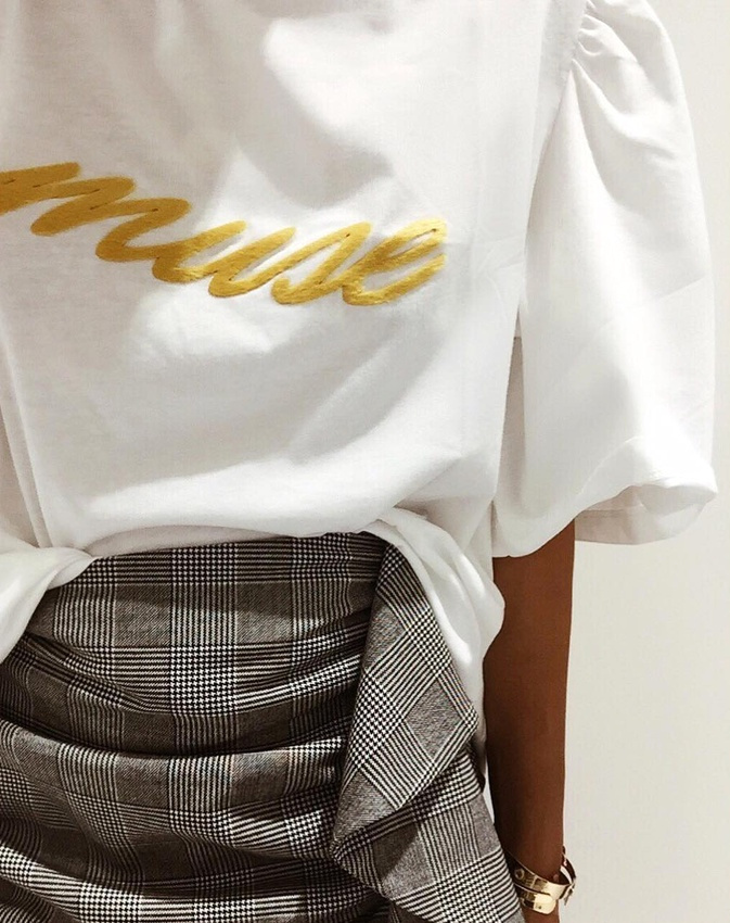 Tee-shirt fantaisie + jupe � carreaux = le bon mix