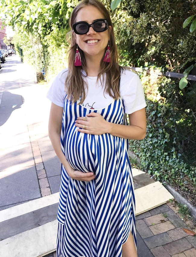 Rien de tel qu'une ample slip dress pour habiller joliment une silhouette de future maman