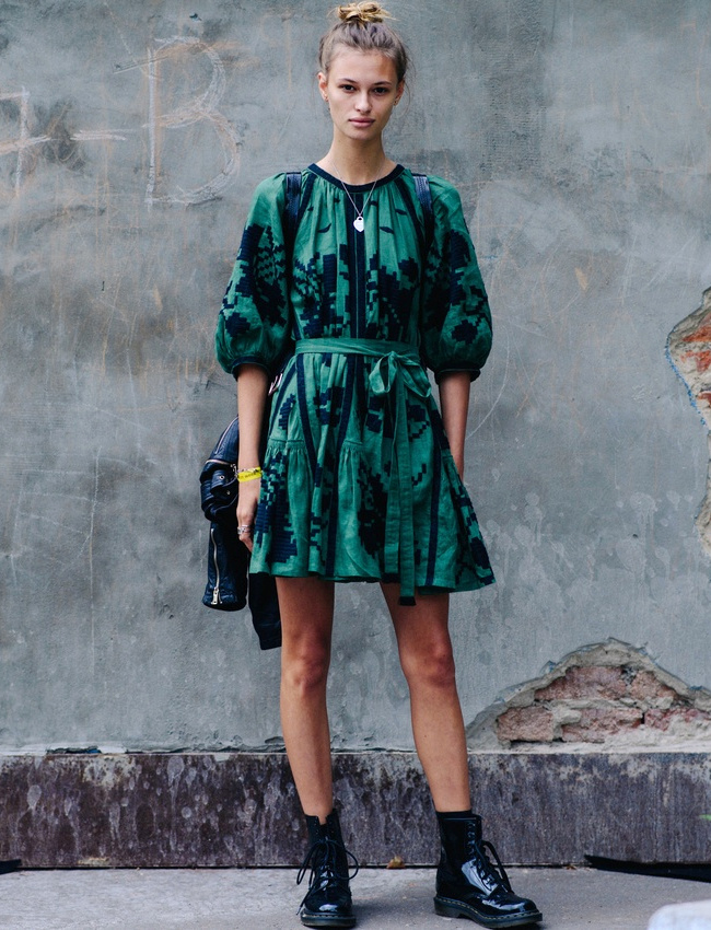 Robe courte folk + Doc Martens = le bon mix