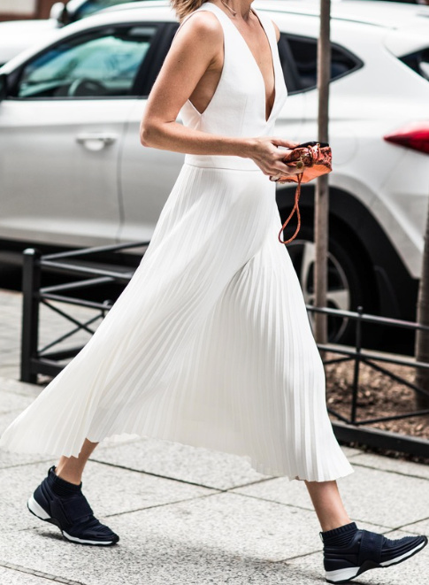 Plus la robe affiche une allure minimaliste chic, plus le port des sneakers est autoris�