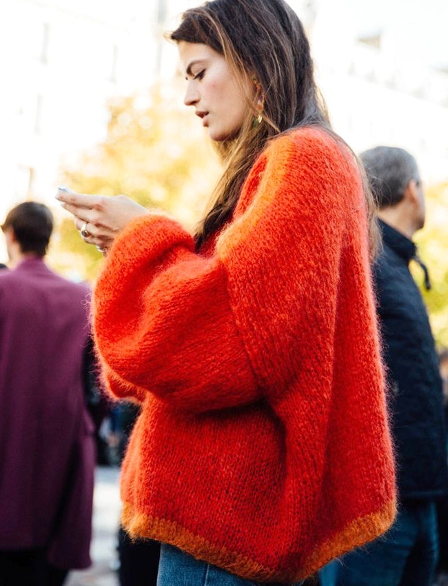 Maxi pull orange + boucles d'oreilles dor�es + slim bleu d�lav� = le bon mix