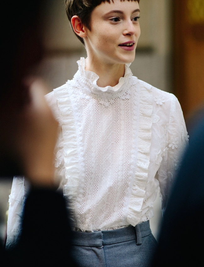 Coupe gar�onne + blouse victorienne = le bon mix