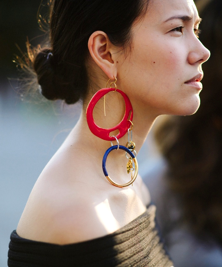 Cette saison, l'humeur est � la boucle d'oreille esprit mobile de Calder !