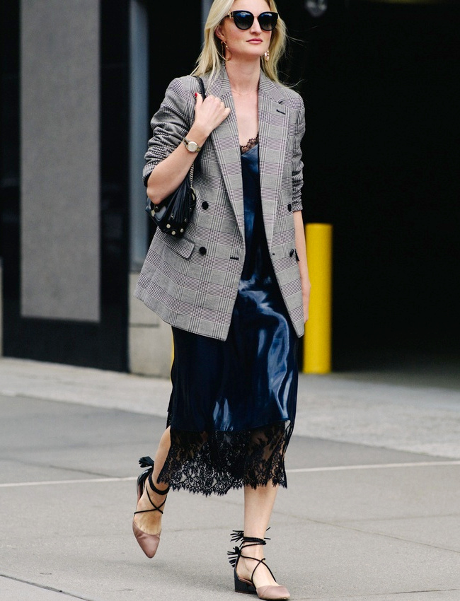 Blazer masculin � carreaux + robe midi nuisette = le bon mix