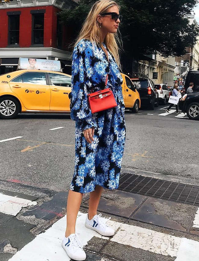 Cette saison, les robes fleuries vaguement vieillottes ont la cote