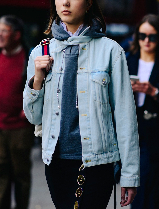 La veste en jean Balenciaga, le must have incontest� de la saison !