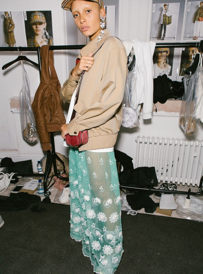 Vert d'eau + camel + rouge + blanc = le bon mix