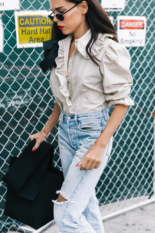 Chemise romantique + jean mom destroyed = le bon mix