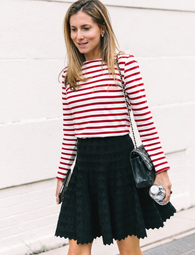 Marini�re rouge et blanche + jupette patineuse noire = le bon mix