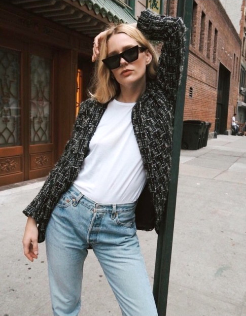 Rien de tel qu'une veste un brin chic pour r�hausser un tee-shirt blanc !