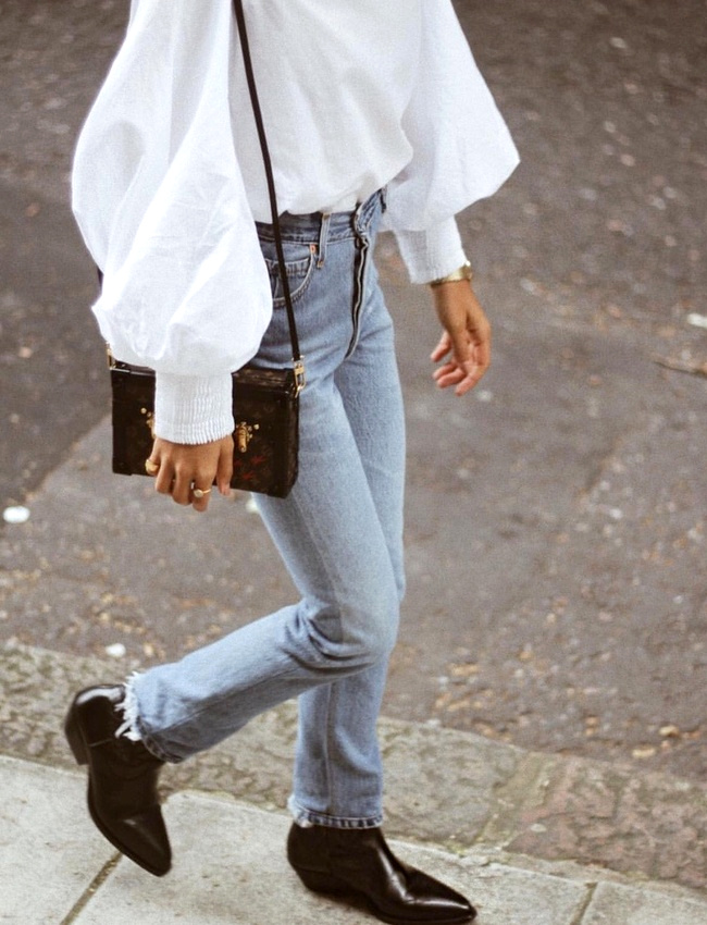 Blouse blanche + jean d�lav� + n�o santiags = le bon mix