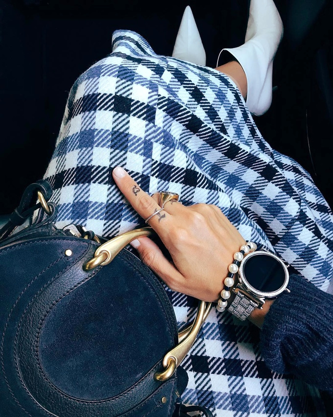 Travaill� dans divers imprim�s/mati�res/styles, le duo bleu/blanc gagne en caract�re