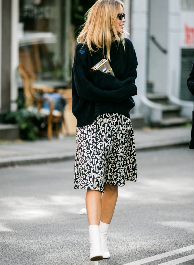 Pull confortable + jupe midi fluide imprim�e + bottines chaussettes = le bon mix