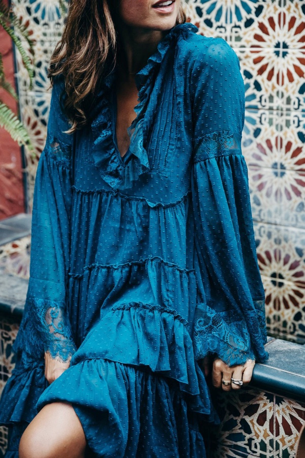 Rien de tel qu'un joli bleu pour extraire une robe en dentelle du clich� romantique