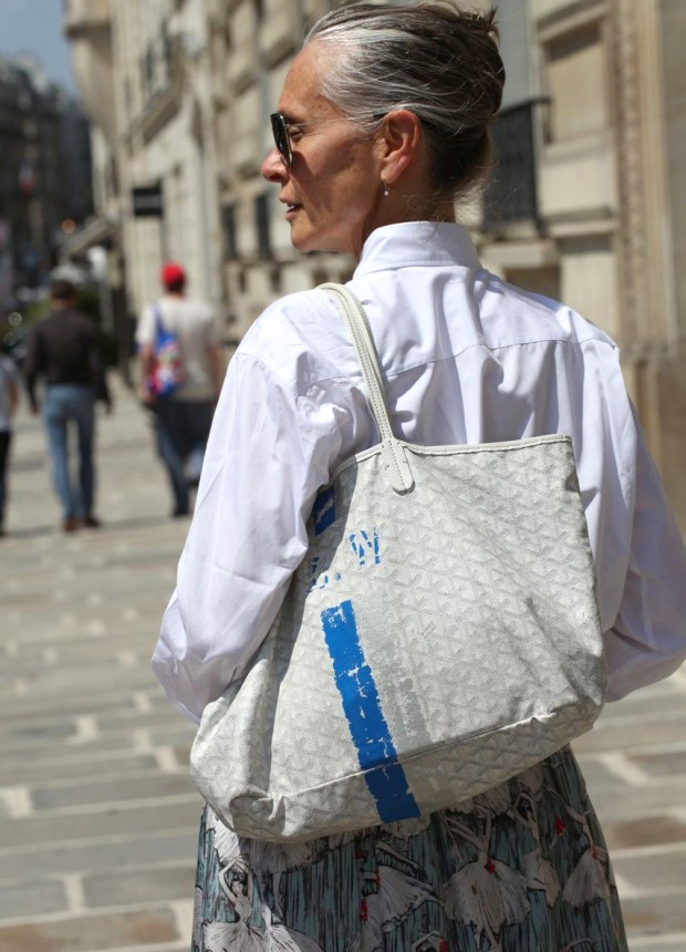 Le duo chemise blanche/chignon rime souvent avec �l�gance naturelle