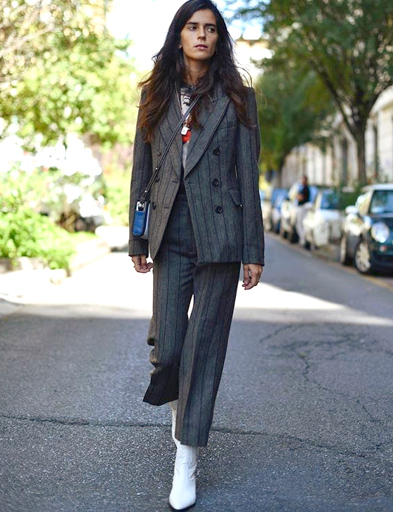 Rien de tel qu'une paire de bottes blanches et un tee-shirt graphique pour twister un costume 7/8