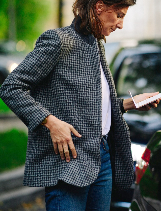 Blazer pied-de-coq + tee-shirt blanc + jean = le bon mix