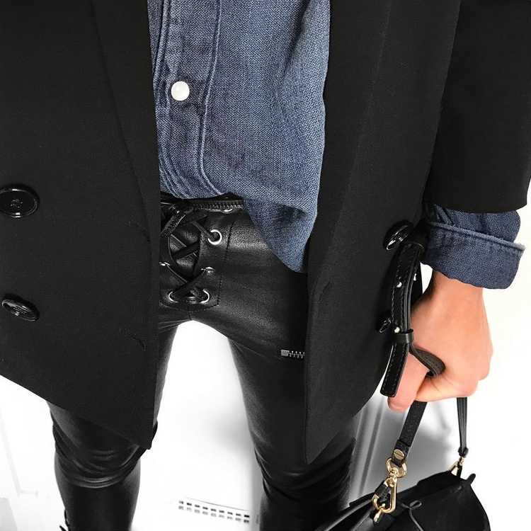 On aime quand le slim en cuir se porte en mode casual/urbain