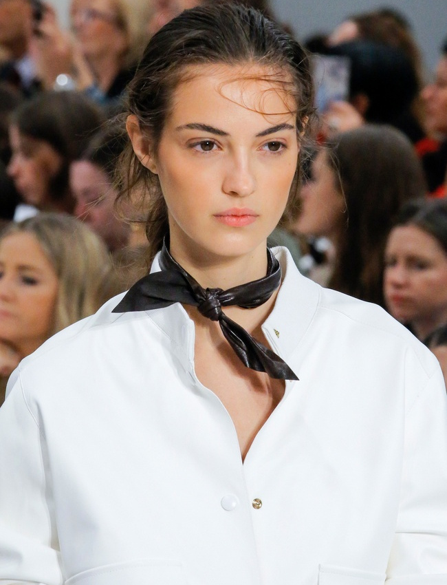 Cette saison, le petit foulard fait des infid�lit�s aux mati�res traditionnelles