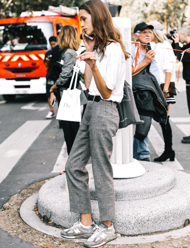 Au sein du trio jean/tee-shirt/baskets, on n'h�site pas � remplacer le jean par un pantalon de ville