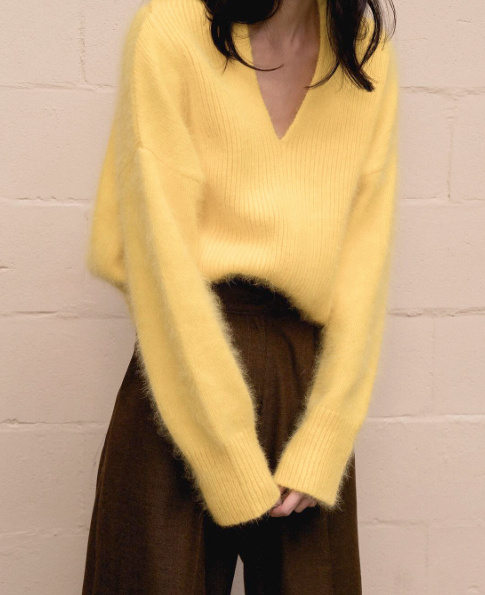 Rien de tel que la douceur d'un jaune vitamin� pour r�chauffer un pantalon chocolat !