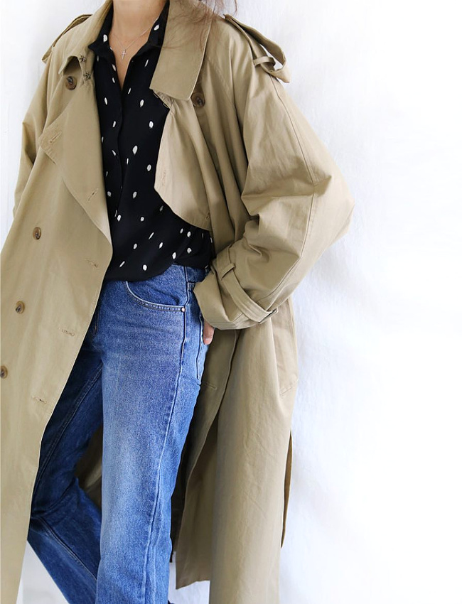 Trench oversize + blouse � pois blanc sur fond noir = le bon mix
