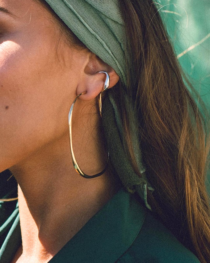 Oui aux boucles d'oreilles n�o-minimalistes