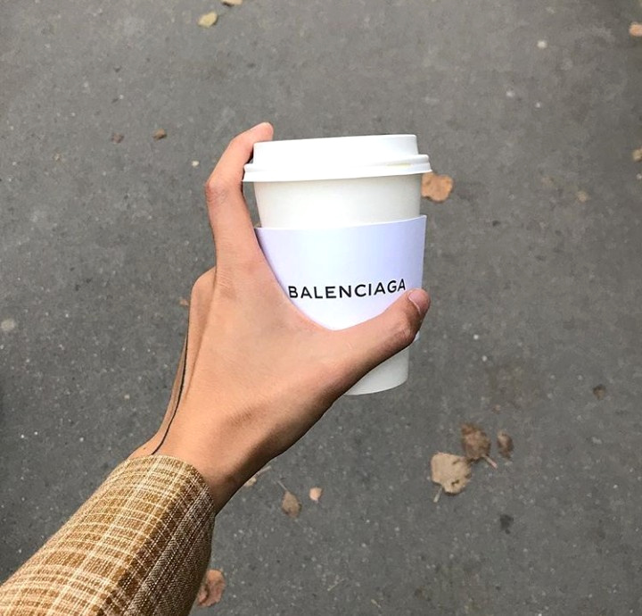 Le latte Balenciaga ? Le snobisme sp�cial fashion week !