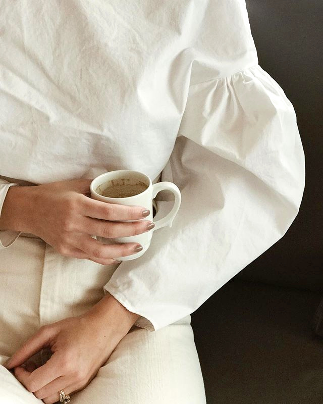 Oui aux blouses romantiques sachant se r�inventer avec simplicit�...