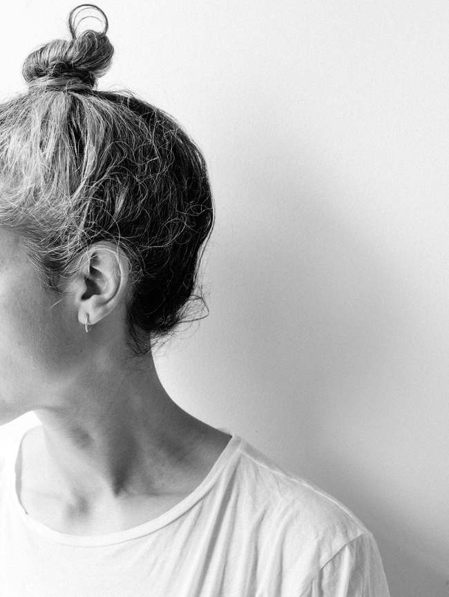 Mission du jour : assumer ses cheveux blancs et leur texture complexe...