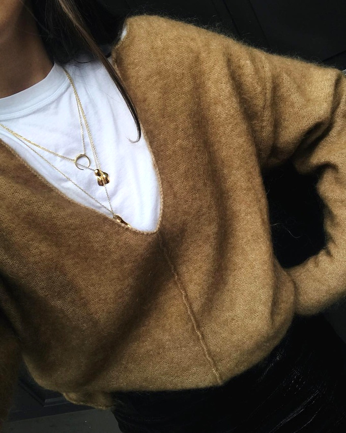 Accumulation de colliers dor�s + tee-shirt blanc + pull camel grand col V = le bon mix