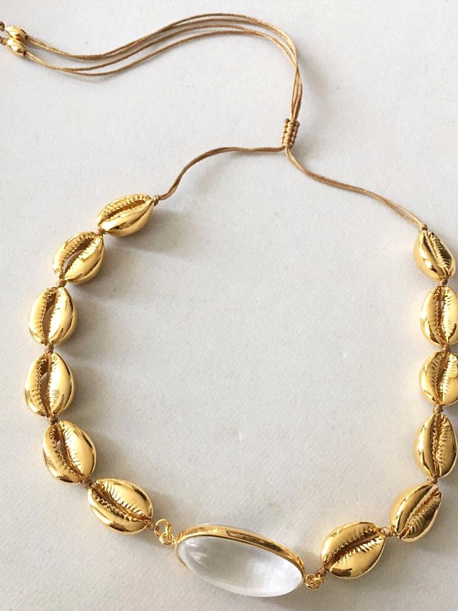 Sous les doigts de Verda Alaton, le collier de coquillages gagne en cr�dibilit�