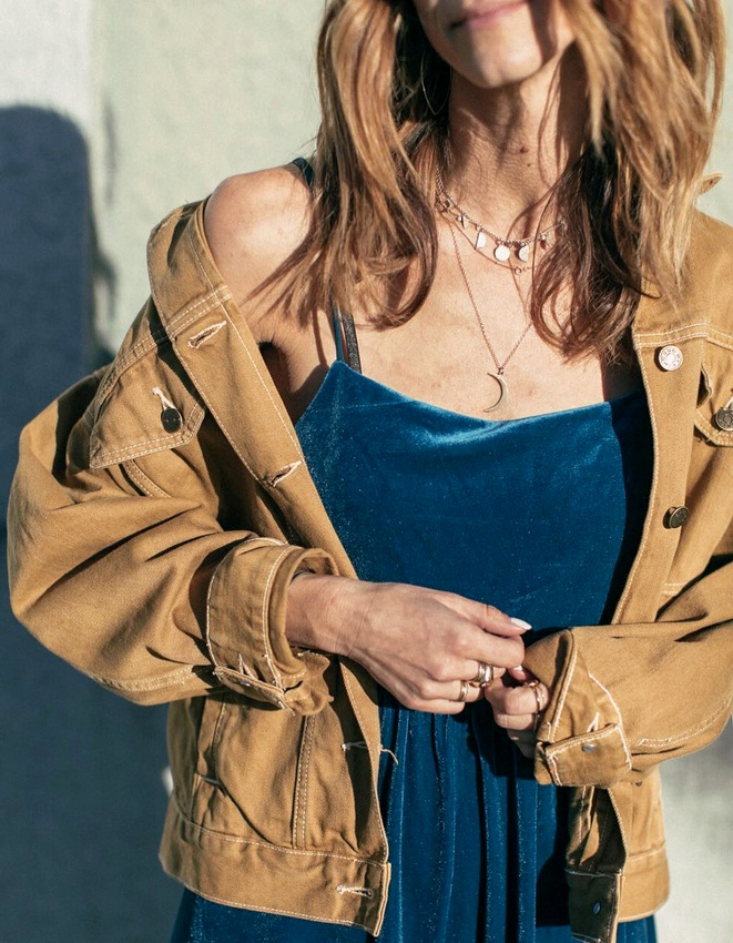 Blouson en jean camel + robe en velours ras bleu p�trole = le bon mix