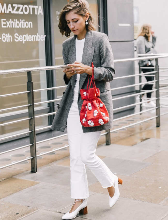 Rien de tel qu'un petit sac color� � la d�gaine vintage pour �gayer le duo blazer � carreaux/jean blanc !