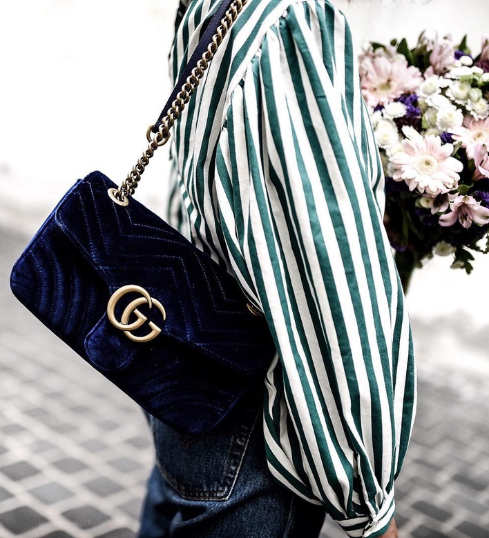 D�clin� en velours bleu nuit, ce sac Gucci booste ind�niablement sa c�te de d�sirabilit�